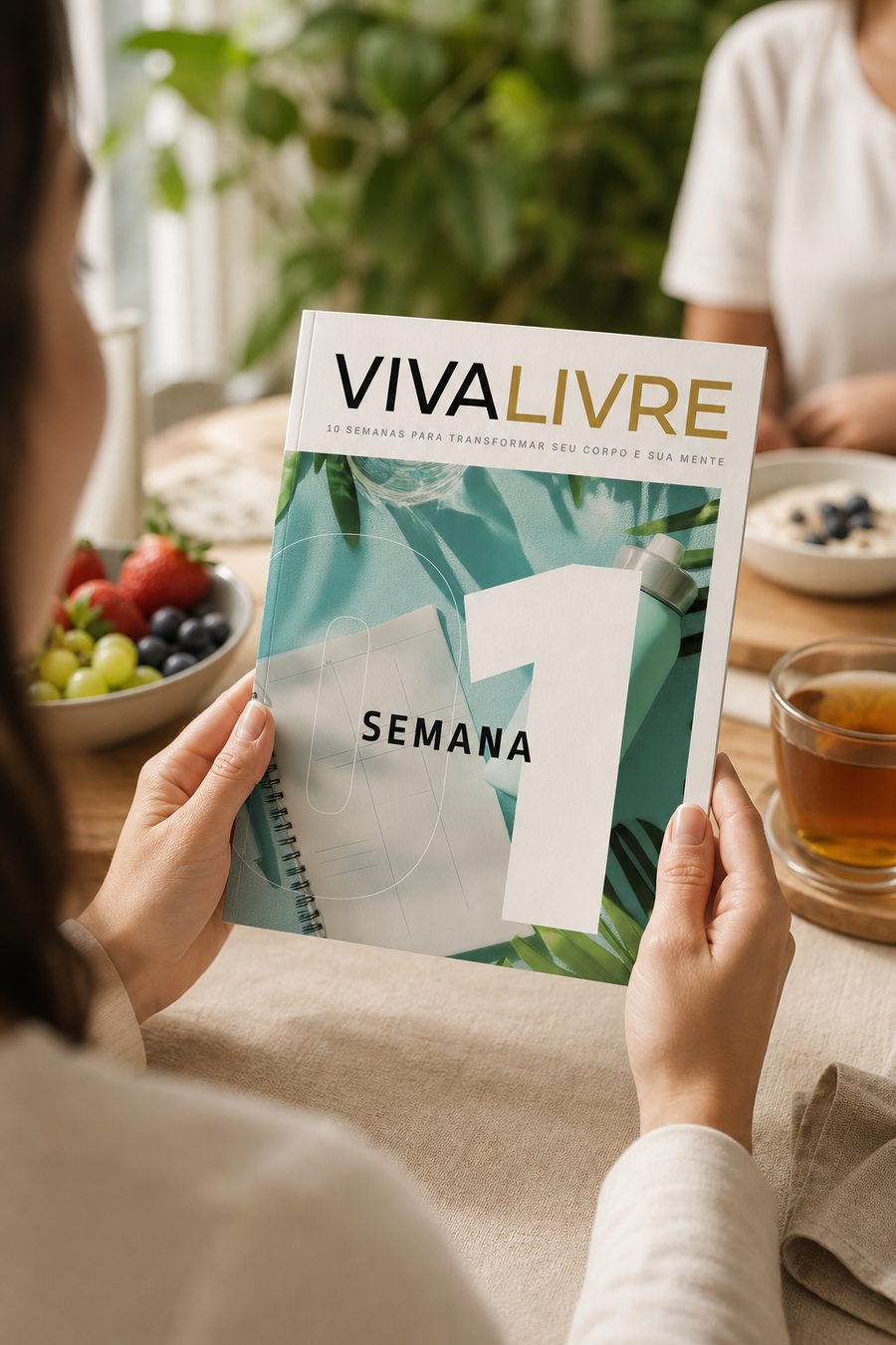 Leitora com o fascículo da Semana 1 do Viva Livre nas mãos